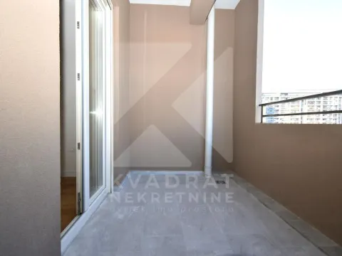 Nenamješten balkon sa popločanim podom i ogradom. - image 10