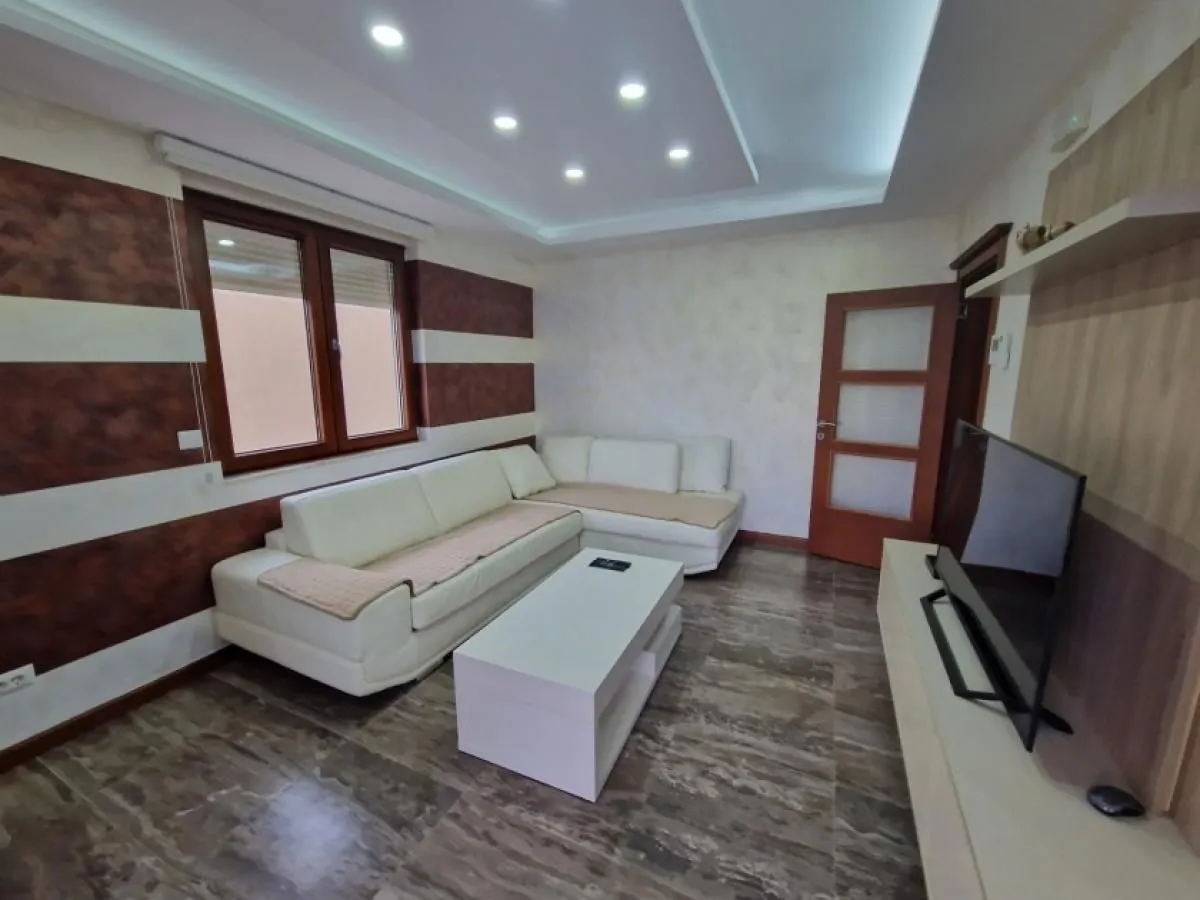 Izdavanje, jednosoban stan, 58m², Centar, Tivat