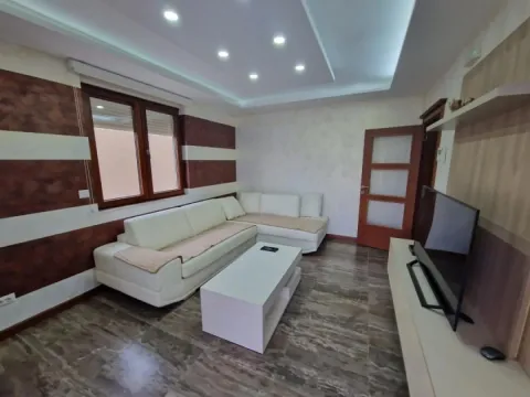 Izdavanje, jednosoban stan, 58m², Centar, Tivat