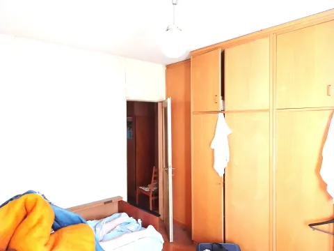 Manje uredna spavaća soba sa velikim drvenim ormarom i krevetom. - image 8