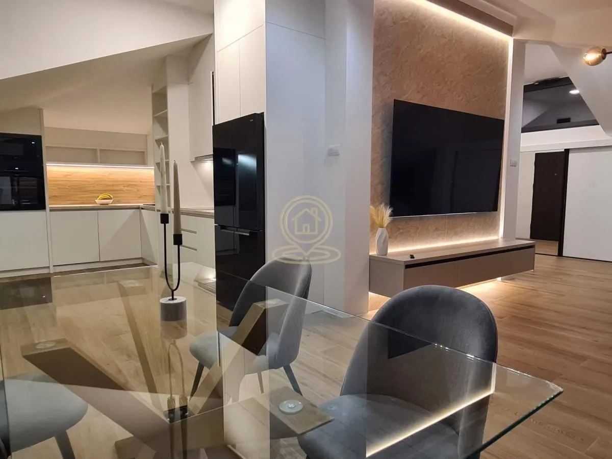 Izdavanje, trosoban stan, 200m², Savski Venac, Beograd