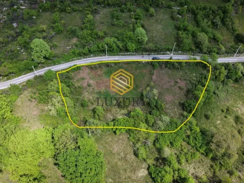 Zemljište in Komani