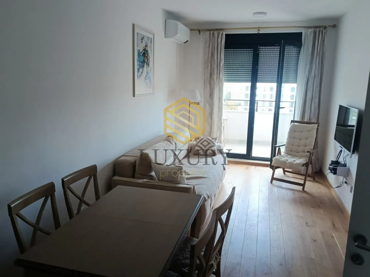 Living room with a dining area and access to the terrace.