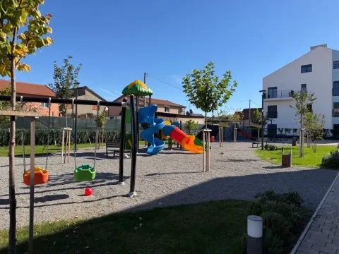 Dvorište sa dečijim igralištem ispred zgrade. - image 16