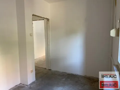 Prazna prostorija sa belim zidovima u fazi renoviranja. - image 12