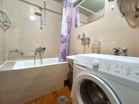 Manje kupatilo sa kadom, umivaonikom i veš mašinom. - image 8