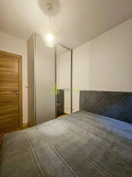 Manja spavaća soba sa bračnim krevetom i ugradnim ormarom sa ogledalom. - image 9