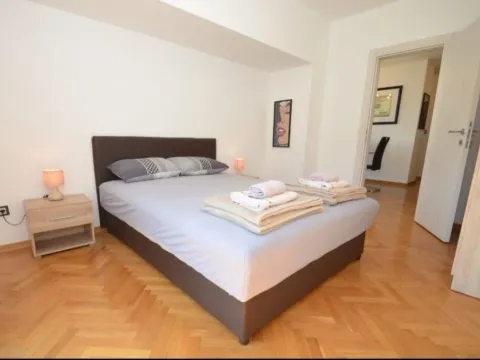 Izdavanje, dvosoban stan, 90m², Centar, Tivat - image 7