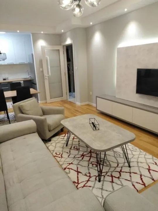 Izdavanje, jednosoban stan, 49m², Central Point, Podgorica