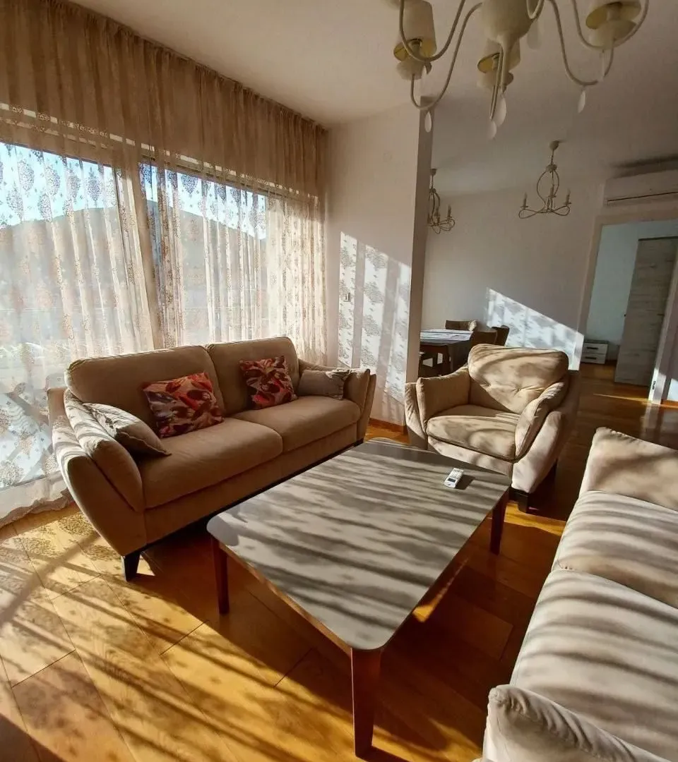 Izdavanje, trosoban stan, 103m², Centar, Budva