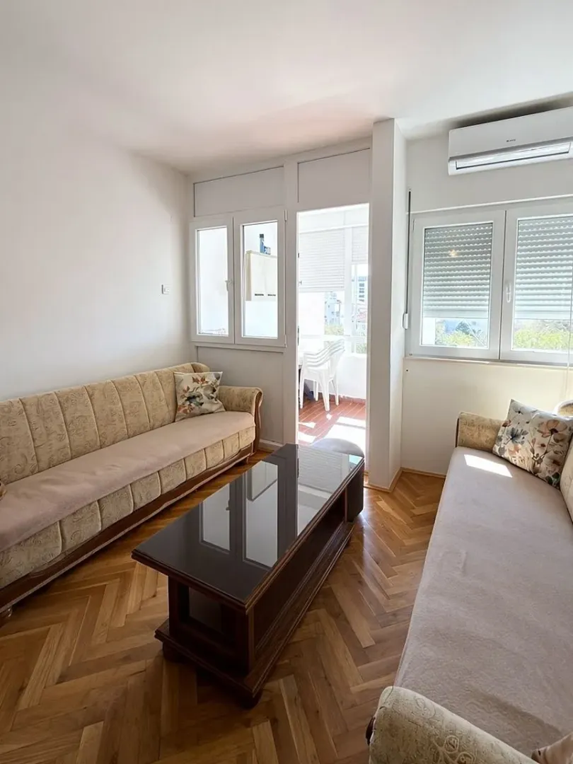 Living room with a sofa set and access to the terrace.