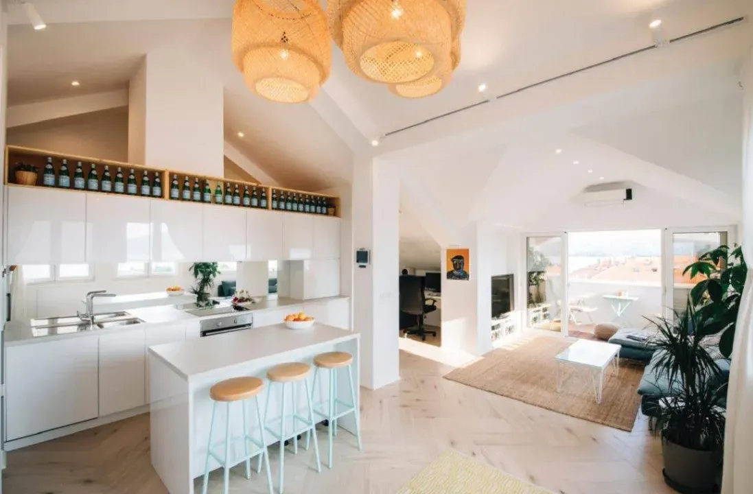 Prodaja, dvosoban stan, 93m², Centar, Tivat