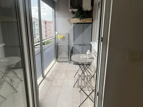 Manji zatvoreni balkoni sa stolom, stolicama i ostavom. - image 8
