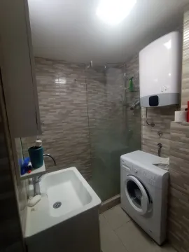 Kupatilo sa tuš kabinom i veš mašinom. - image 14