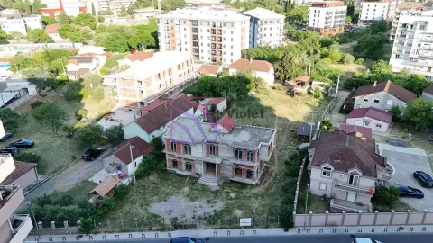 Pogled iz vazduha na nedovršenu kuću i okolno naselje. - image 5