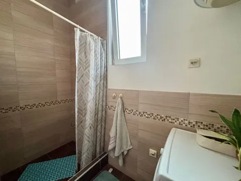 Kupatilo sa tuš kabinom i veš mašinom. - image 7