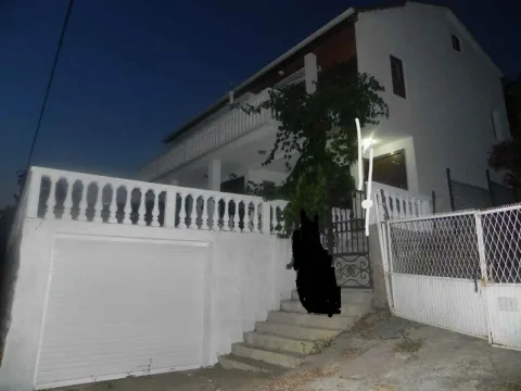 Vanjski izgled dvospratne kuće sa garažom. - image 12