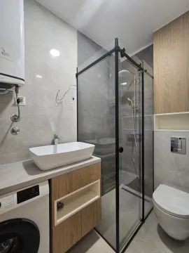 Moderne opremljeno kupatilo sa tuš kabinom, umivaonikom i ugrađenom sanitarijom. - image 12