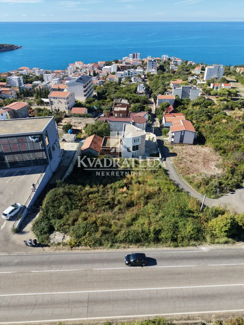 Pogled iz vazduha na plac i okolno naselje sa pogledom na more.