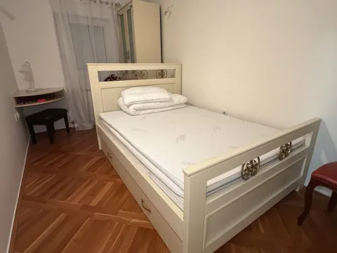 Izdavanje, četvorosoban stan, 120m², Škaljari, Kotor - image 8