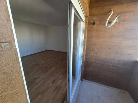 Pogled sa terase u praznu sobu sa drvenim podom. - image 11