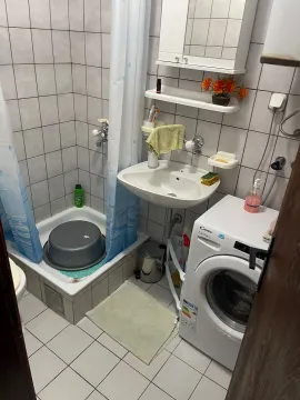 Manje kupatilo sa tuš kabinom, umivaonikom i veš mašinom. - image 6