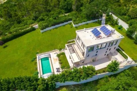 Pogled iz vazduha na kuću sa dvorištem, bazenom i solarnim panelima na krovu. - image 11