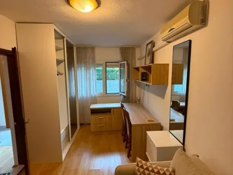 Izdavanje, jednosoban stan, 45m², City Kvart, Podgorica - image 2