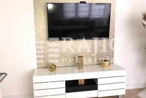Dnevna soba sa televizorom i komodom. - image 4