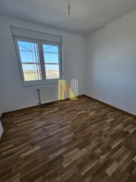 Prazna soba sa laminatom i belim zidovima. - image 8