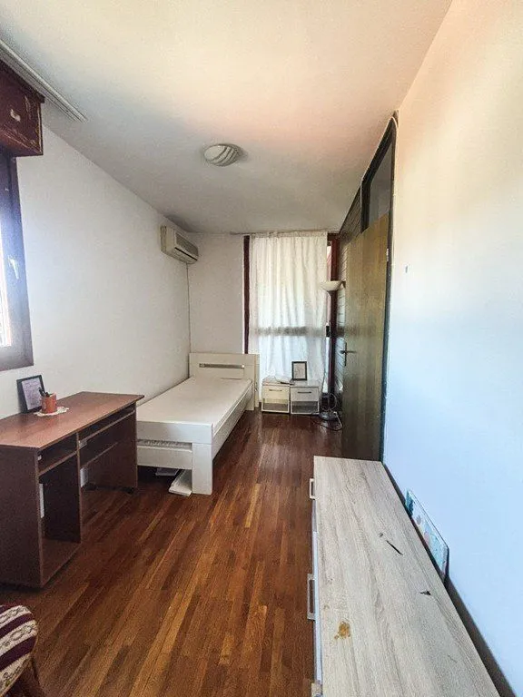 Izdavanje, trosoban stan, 95m², Blok 5, Podgorica