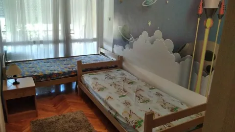 Dječija soba sa dva kreveta i tapetama sa temom svemira. - image 27