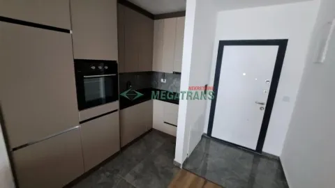 Manja kuhinja sa ugradnim elementima i ulaznim vratima u predvorju. - image 17
