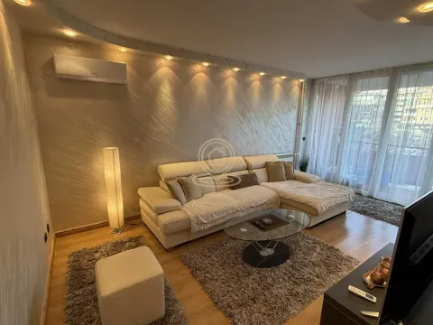 Dnevna soba sa ugaonom garniturom, stočićem i TV-om. - image 3