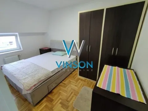Nameštena spavaća soba sa krevetom, velikim garderoberom i prozorom. - image 9