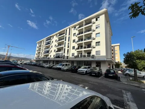 Spoljašnji izgled stambene zgrade sa parkingom ispred. - image 9