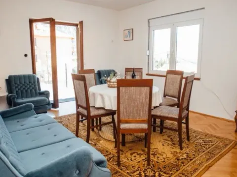 Izdavanje, dvosoban stan, 60m2, Škaljari, Kotor