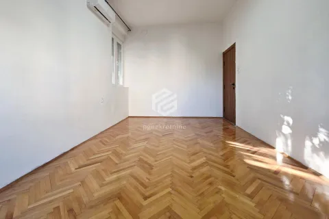 Prazna prostorija sa parketom i bijelim zidovima. - image 3