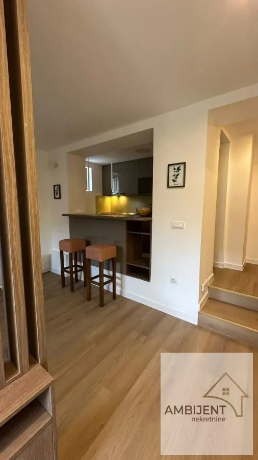 Manja kuhinja sa šankom i barskim stolicama.