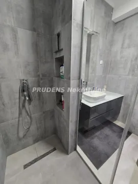 Moderno kupatilo sa tuš kabinom i umivaonikom. - image 11