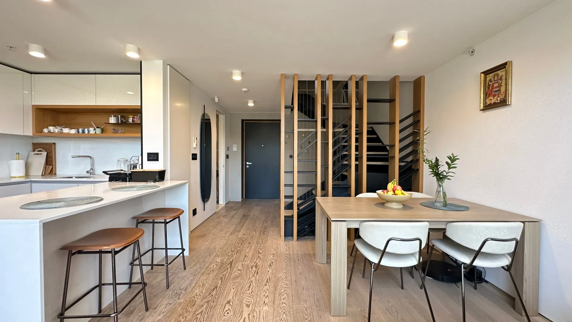 Izdavanje, dvosoban stan, 98m², Centar, Budva