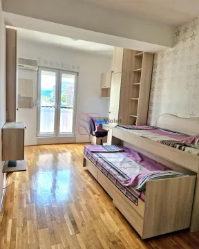 Namještena spavaća soba sa krevetom na izvlačenje, radnim stolom i izlazom na terasu. - image 11