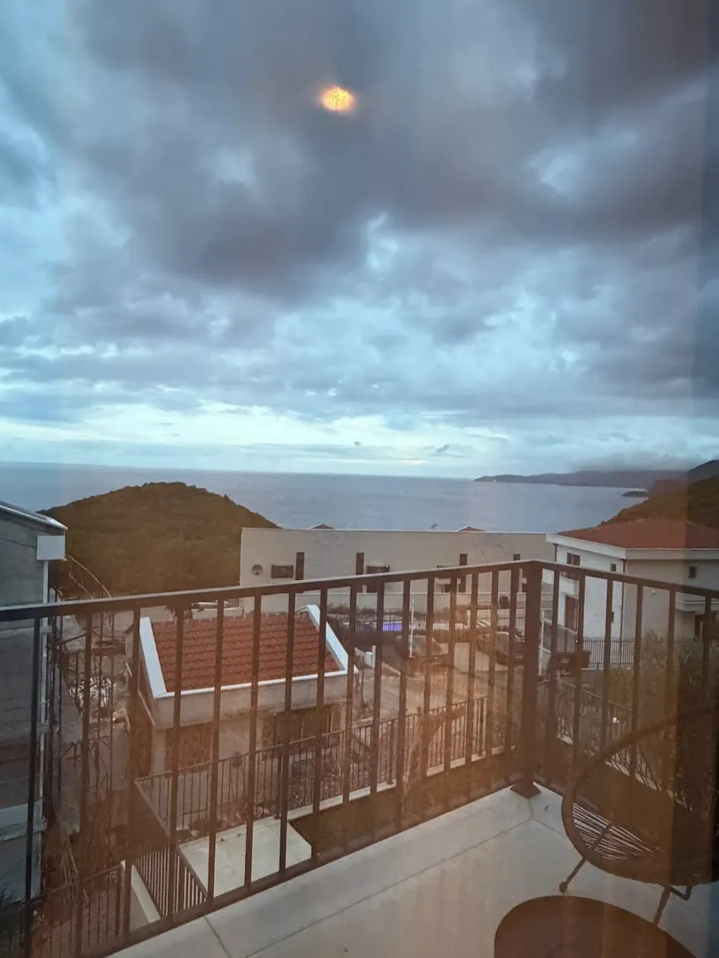 Pogled sa terase na more i okolne objekte.