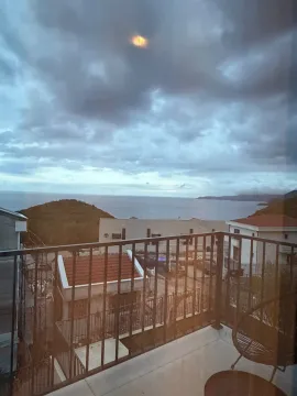 Pogled sa terase na more i okolne objekte. - image 12
