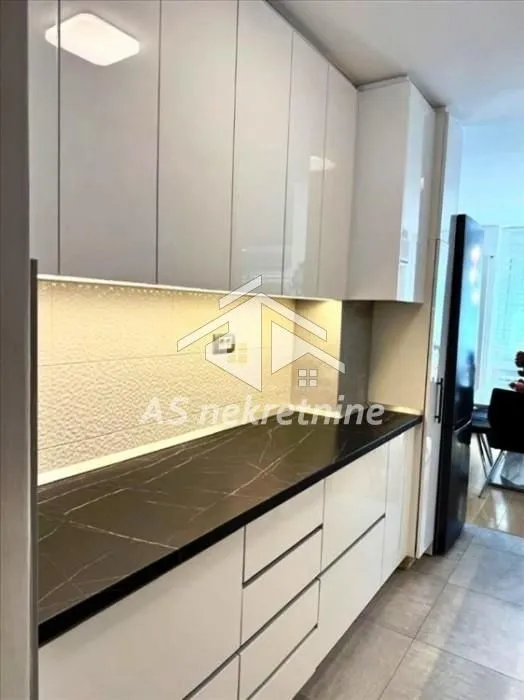 Izdavanje, četvorosoban stan, 94m², Lion, Zvezdara Sve Podlokacije