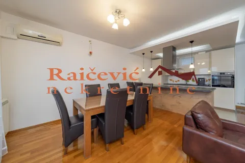 Dnevni boravak sa trpezarijom i otvorenom kuhinjom. - image 19