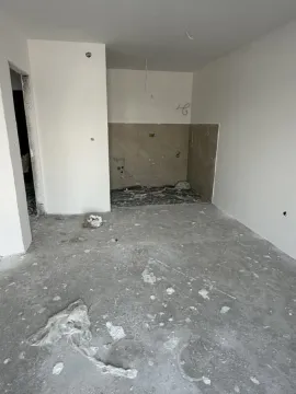 Prazna prostorija u grubim radovima sa pripremljenim zidnim pločicama za kuhinju. - image 8