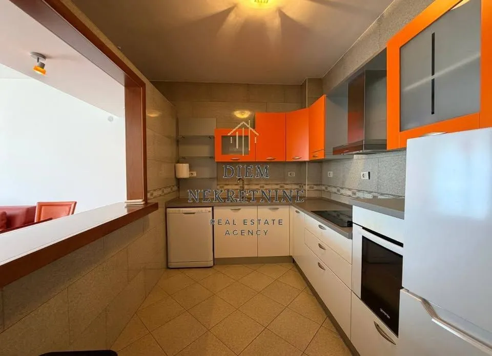 Prodaja, jednosoban stan, 65m², Centar, Bar