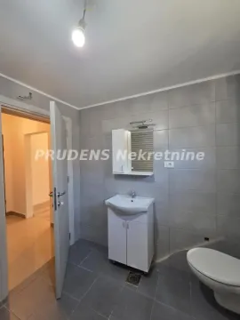 Pregled opremljenog kupatila sa umivaonikom, ogledalom i toaletom. - image 8