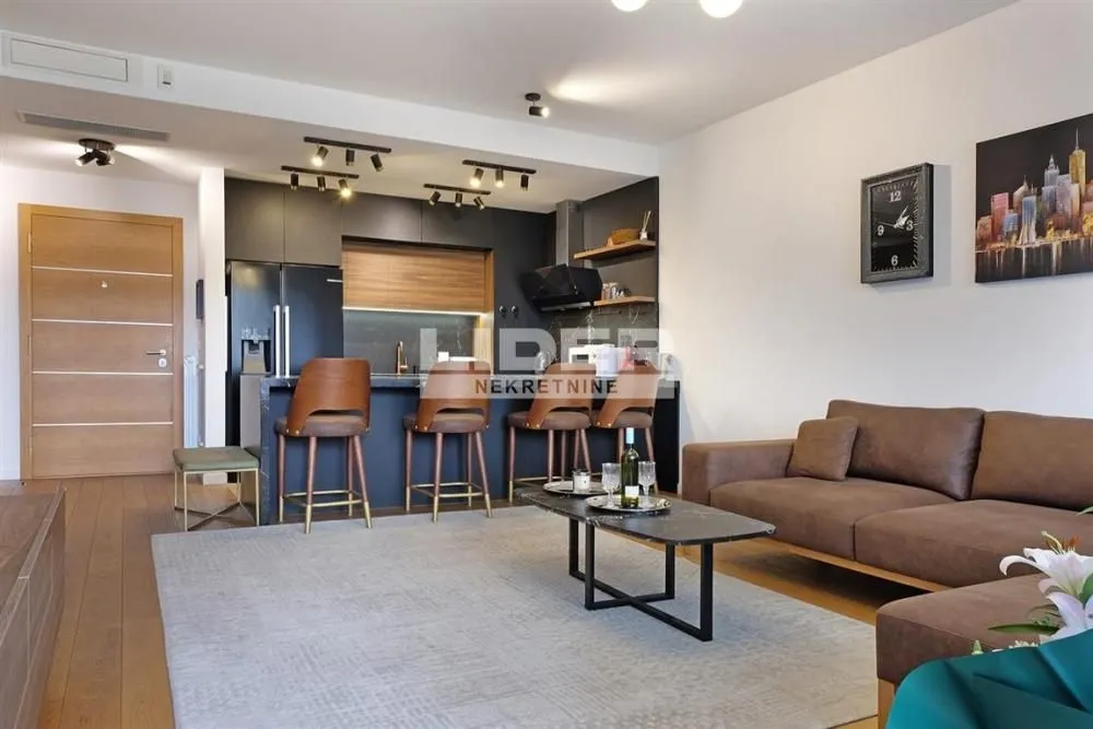 Izdavanje, trosoban stan, 88m², Savski Venac, Beograd